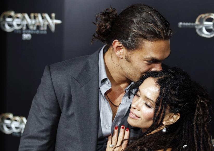 Jason Momoa e Lisa Bonet insieme Jason Momoa e Lisa Bonet si scambiano un gesto d'affetto