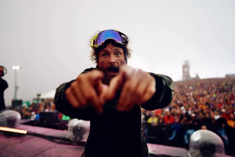 Lorenzo Jovanotti Jovanotti indica davanti a sé, con lo sfondo del pubblico