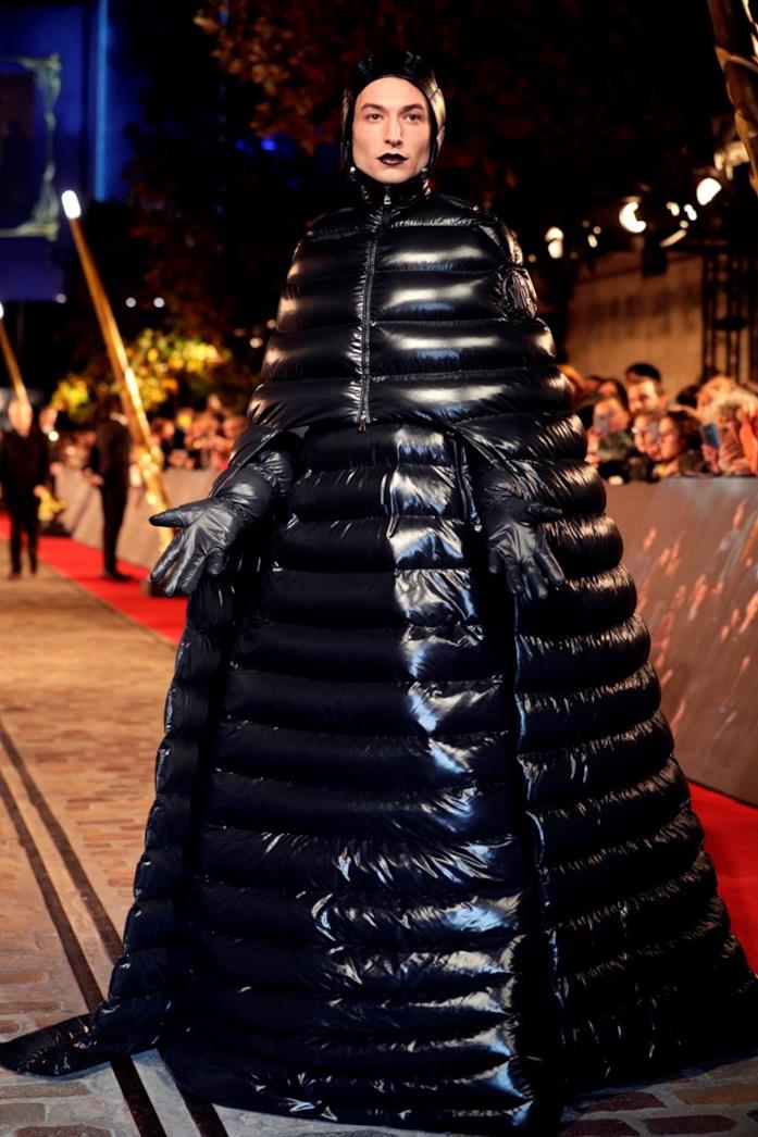 Ezra Miller alla première parigina di Animali fantastici: I Crimini di Grindelwald Ezra Miller in outfit Moncler