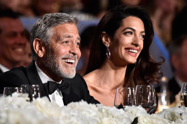 Cosa mangiano George Clooney e la sua famiglia? George Clooney e Amal a tavola