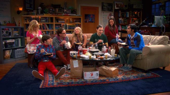 The Big Bang Theory I protagonisti di The Big Bang Theory seduti insieme nel salotto di Sheldon