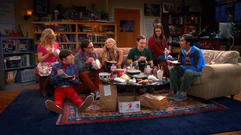 The Big Bang Theory I protagonisti di The Big Bang Theory seduti insieme nel salotto di Sheldon