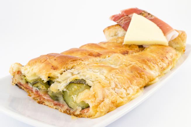 Rustico farcito: la ricetta Rustico ripieno di zucchine e prosciutto
