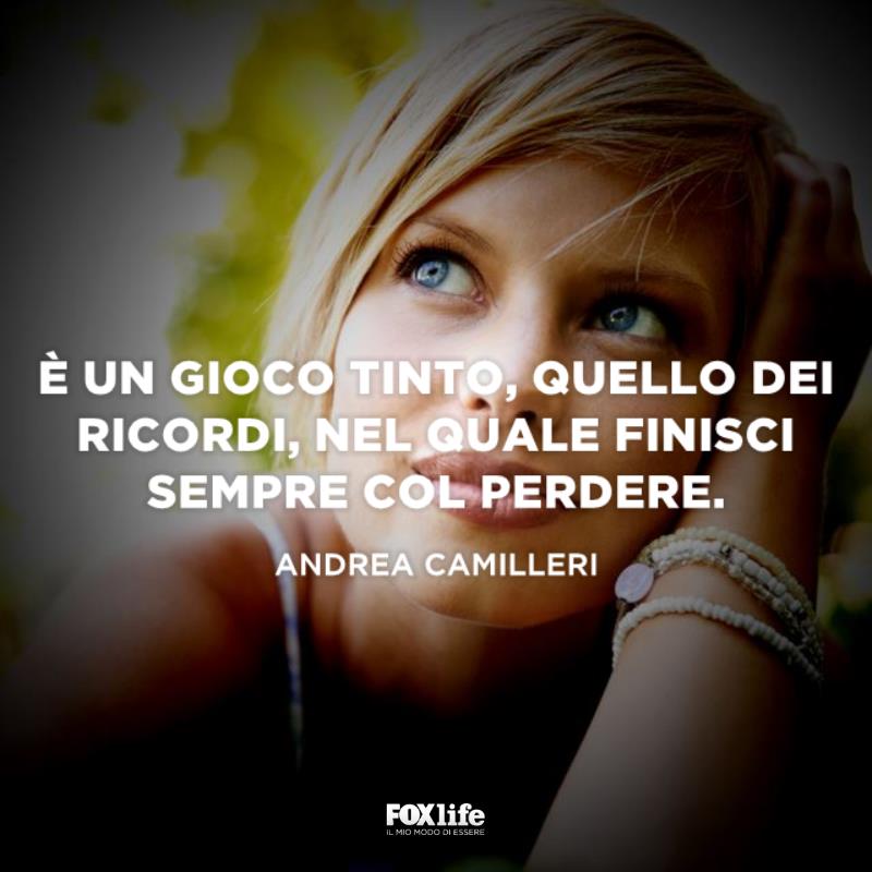 Frase sui ricordi Primo piano di una ragazza pensierosa