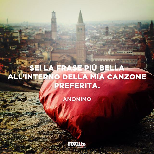 Frase sul'amore Cuscino a forma di cuore posato su un davanzale in pietra