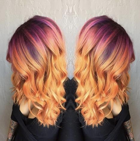 Capelli Sunset Una chioma color tramonto (Sunset) allo specchio