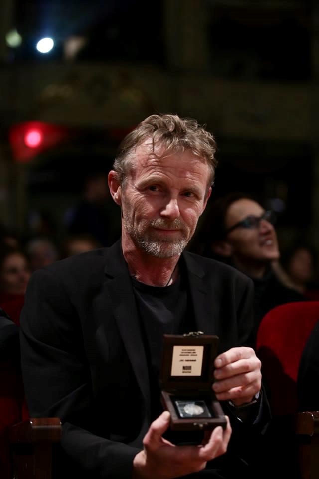 Jo Nesbo mostra il Raymond Chandler Award Jo Nesbo con in mano Raymond Chandler Award 2018