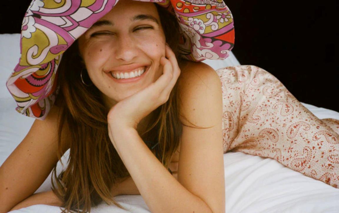 Una modella con la gonna Paisley