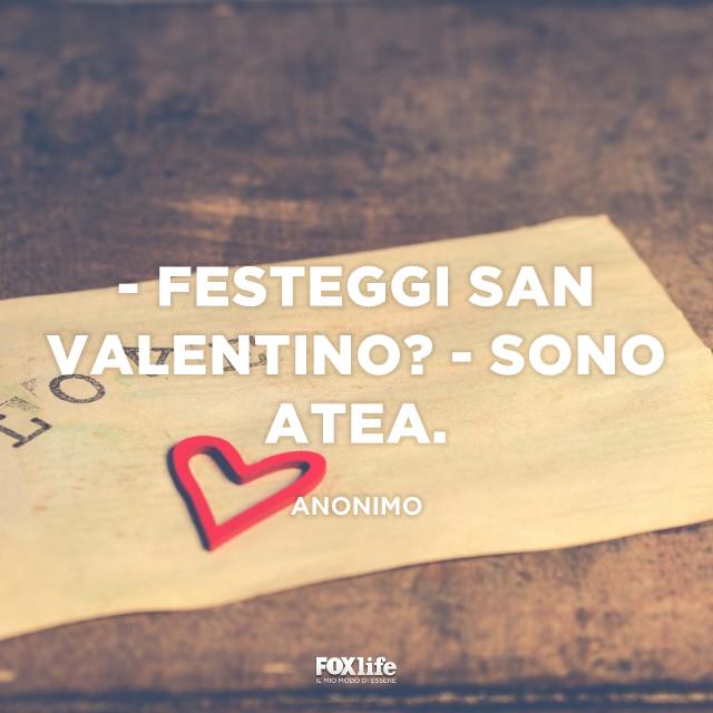 Battuta su San Valentino Foglio con sopra un cuore di plastica