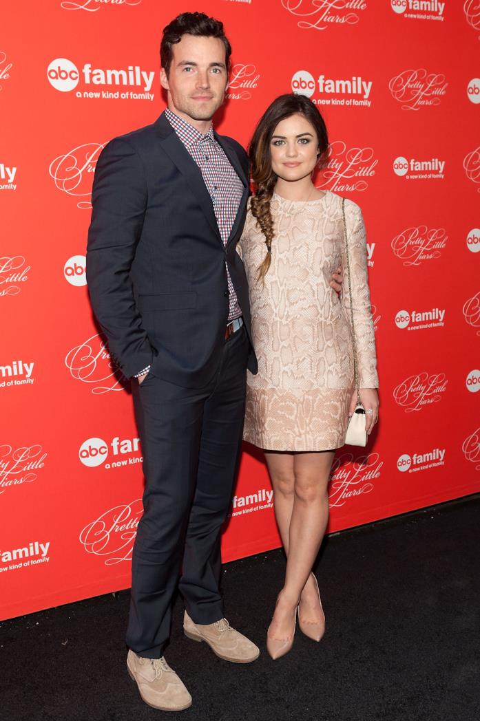 Lucy Hale insieme all'amico Ian Harding Lucy Hale con l'amico e collega Ian Harding