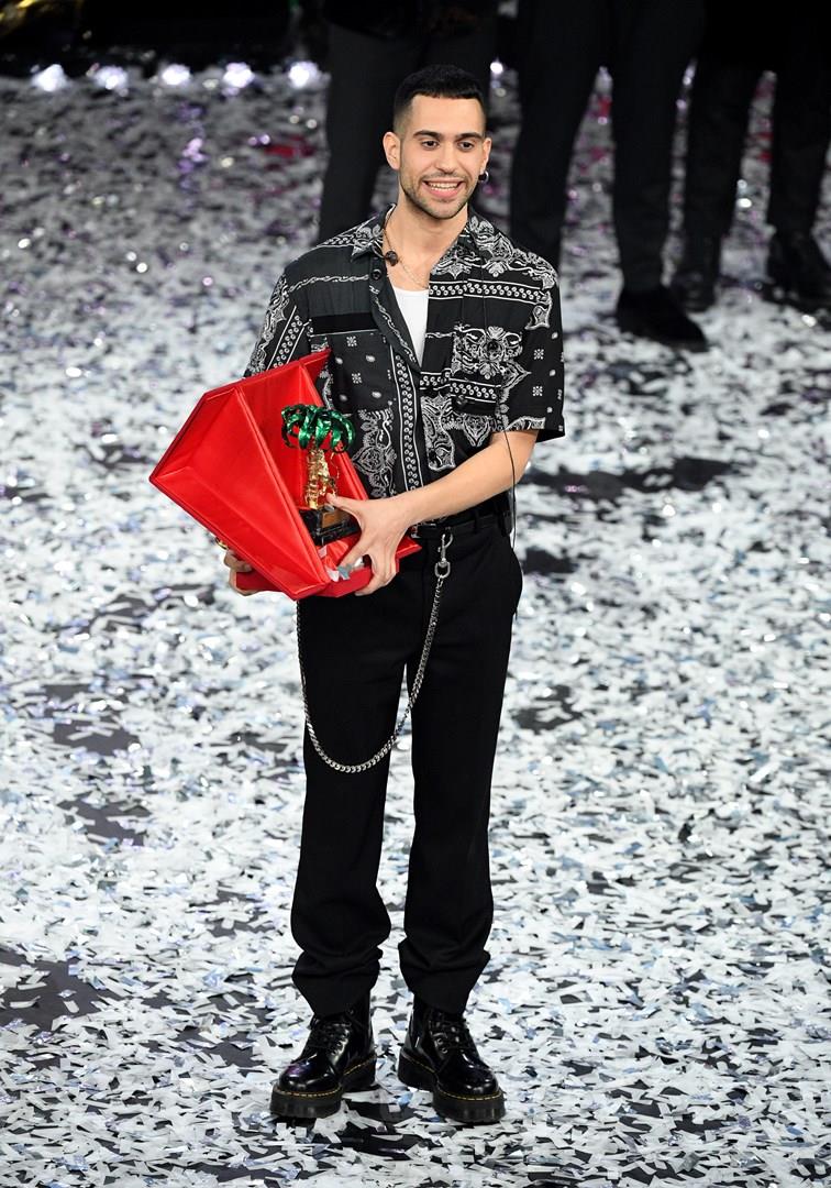Mahmood Mahmood sul palco dell'Ariston dopo la vittoria
