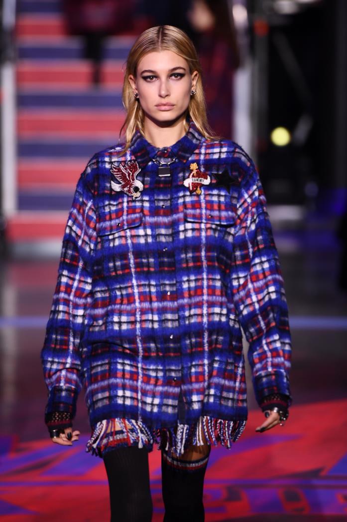 Hailey Baldwin sfila per Tommy Hilfiger Hailey Baldwin sulla passerella per Tommy Hilfiger
