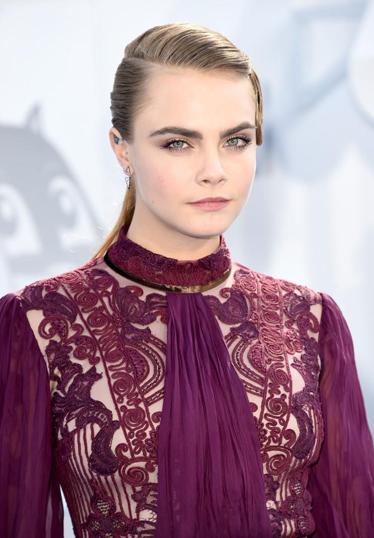 L'hairstyle bagnato di Cara Delevingne Il wet look di Cara Delevingne