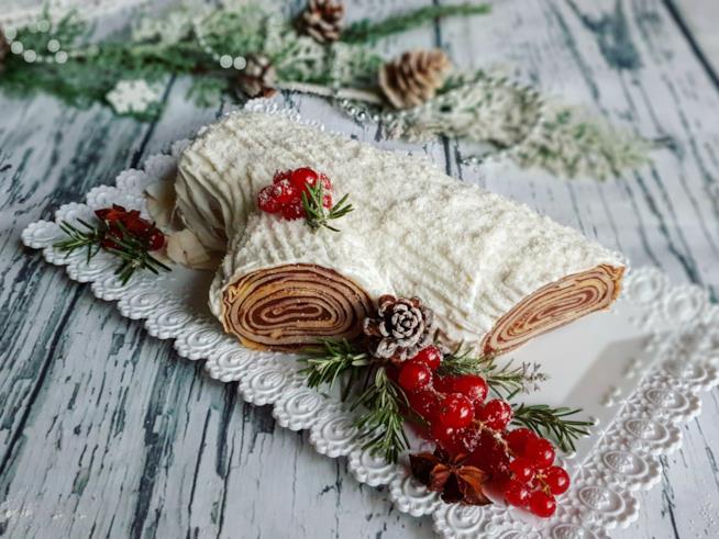 Tronchetto di crepe Rotolo alla crema bianca
