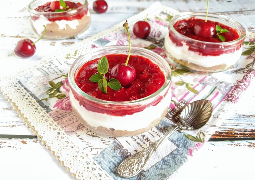 Cheesecake alle ciliegie Dessert nei barattolini