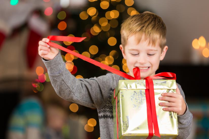 Regali di Natale per bambini Bambino apre regalo di Natale