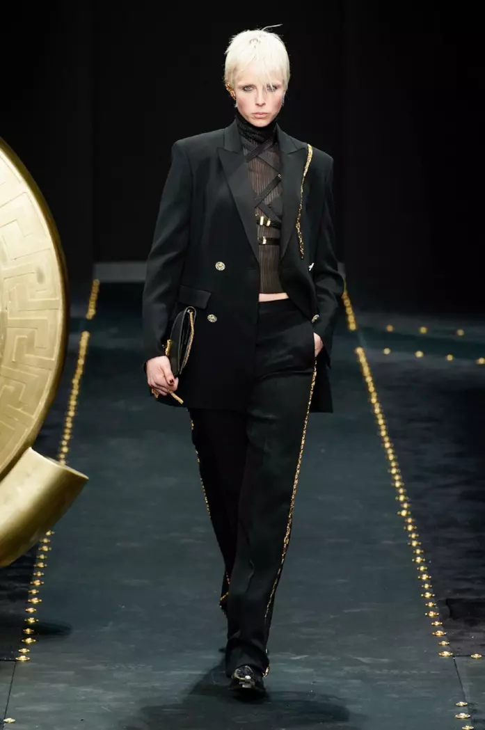 Il tailleur nero sceglie l'oro come compagno Nero, serioso, ma illuminato da bagliori dorati