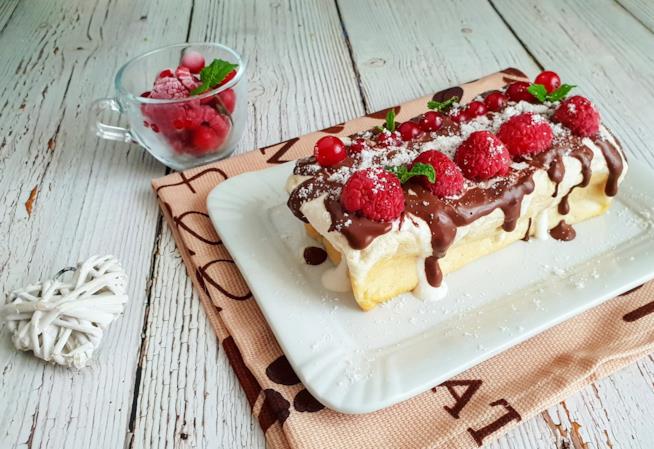 Plumcake di ricotta Dolce bianco coperto di cioccolato e frutti rossi