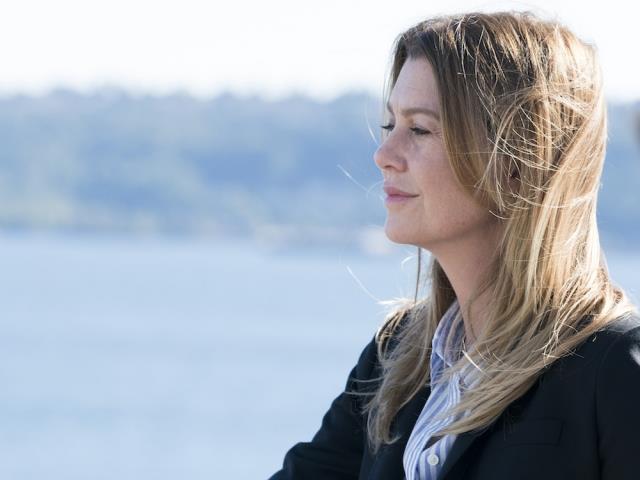 Ellen Pompeo protagonista di Grey's Anatomy Meredith in una scena di Grey's Anatomy 14
