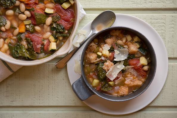 Ribollita con fagioli, verza, cavolo nero e pane toscano Ribollita con verdure, pane e fagioli