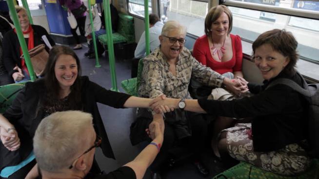 Un gruppo di donne gay sono salite su un tram e si sono tenute la mano Più di venti donne gay sono salite su un tram tenendosi la mano