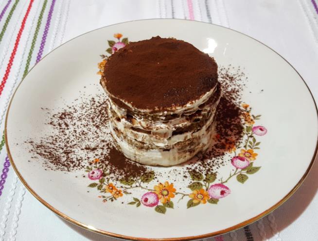 Torretta di pancake con crema e cacao Tortino a strati con crema bianca e cacao