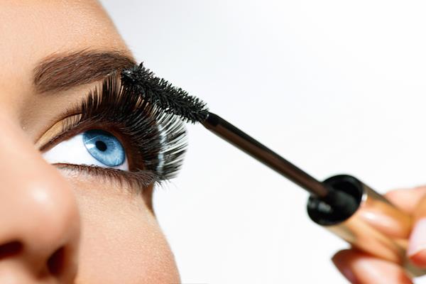 I migliori mascara allunganti, volumizzanti e low cost Applicazione mascara
