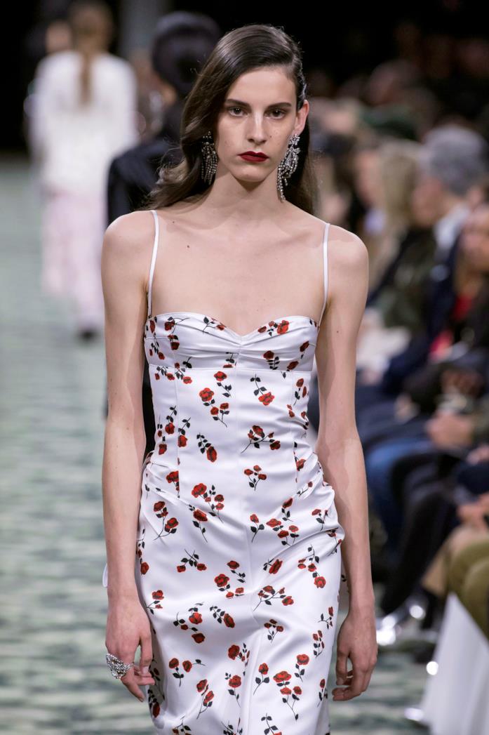 Abito a stampa floreale sulla passerella di Paco Rabanne Abito a fiori sulla passerella di Paco Rabanne