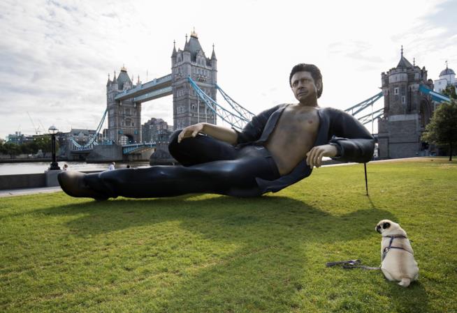 La statua di Jeff Goldblum a Londra Una scultura di Jeff Goldblum a Londra