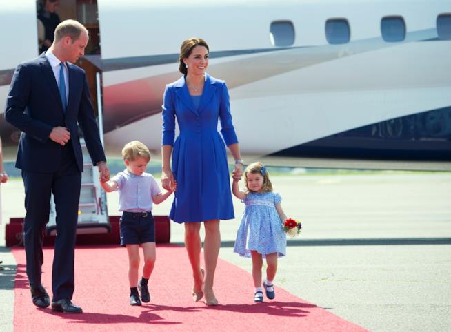 William e Kate fanno i loro auguri di Natale con un nuovo ritratto ufficiale di famiglia William e Kate con i loro figli