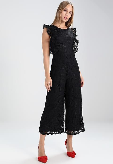 Jumpsuit pizzo Una jumpsuit in pizzo con scarpe rosse