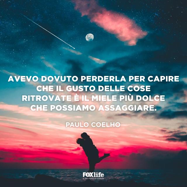 Amore ritrovato Coppia si abbraccia in riva al mare