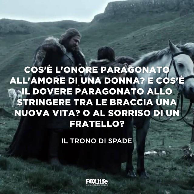 Frase sull'onore Eddard Stark vicino a un cavallo