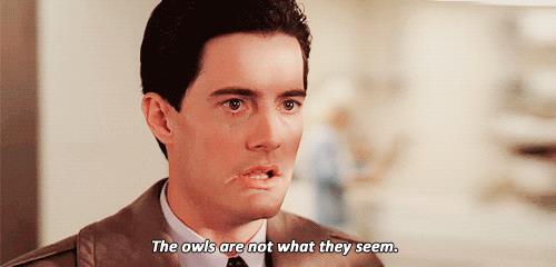 Kyle MacLachlan recita la battuta "I gufi non sono ciò che sembrano" KylaMacLachlan in una scena di Twin Peaks