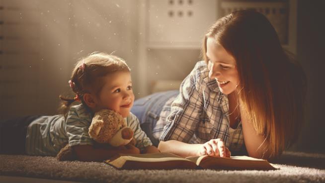Le 10 lezioni che dovremmo imparare dai bambini Una mamma e sua figlia mentre leggono un libro.