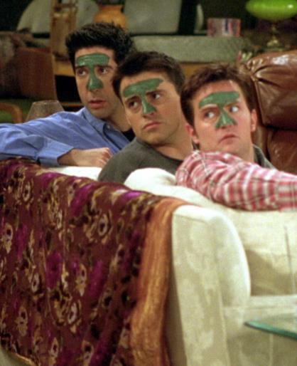 Uomini e maschere facciali I protagonisti di Friends con una maschera facciale in viso