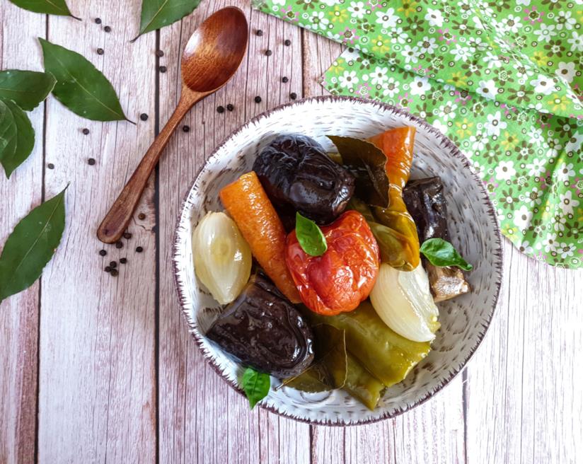 Verdure in agrodolce Piatto con melanzane, peperoni, carote e cipolla