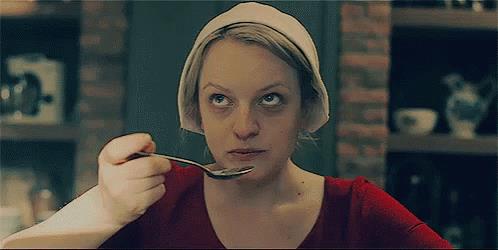 The Handmaid's Tale June in una scena di The Handmaid's Tale