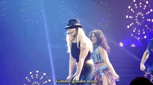 Britney Spears Britney Spears si esibisce su Gimme More