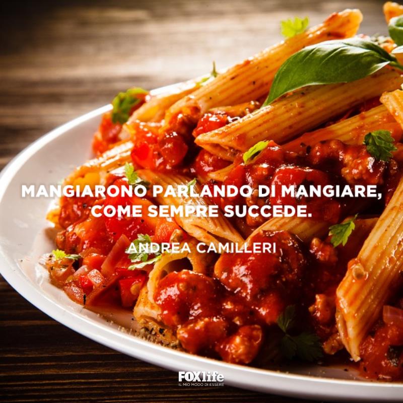 Frase sul mangiare Primo piano di un piatto di penne al ragu