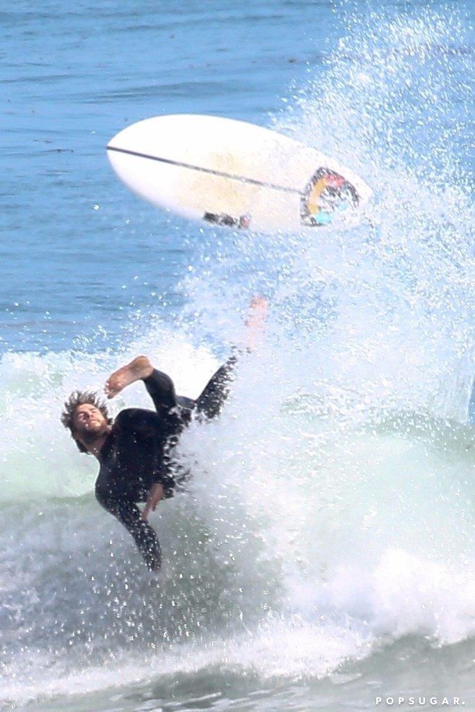Liam Hemsworth Liam Hemsworth cade durante il surf