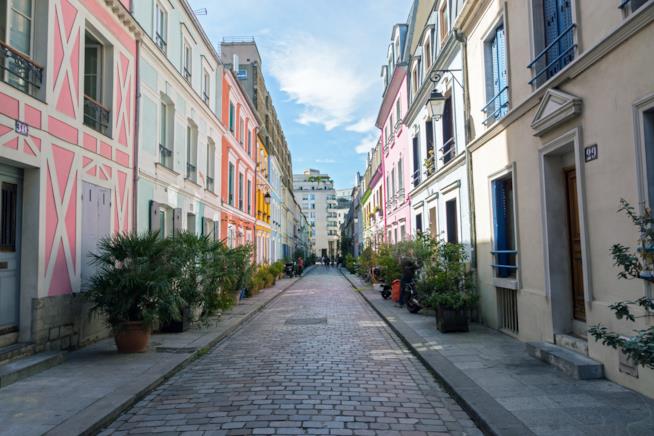 La strada di Parigi Rue Crémieux vietata agli influencer La strada di Parigi Rue Crémieux