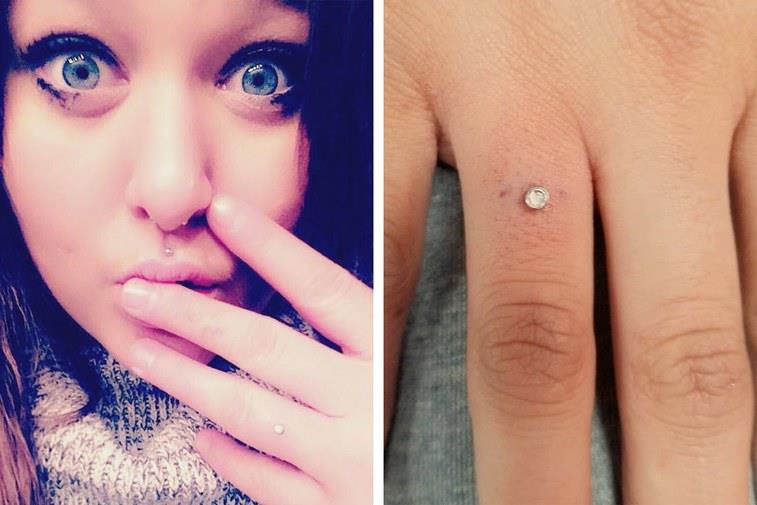 Il nuovo trend è il piercing all'anulare Il piercing al dito ha sostituito l'anello di fidanzamento