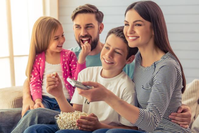 I film da guardare in sicurezza insieme ai bambini Una famiglia guarda la TV