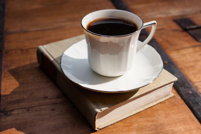 La storia del caffè attraverso libri, film e dipinti Una tazza di caffè