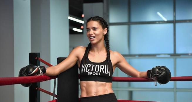 Mindful Boxing: Adriana Lima pratica la boxe Una ragazza durante l'allenamento