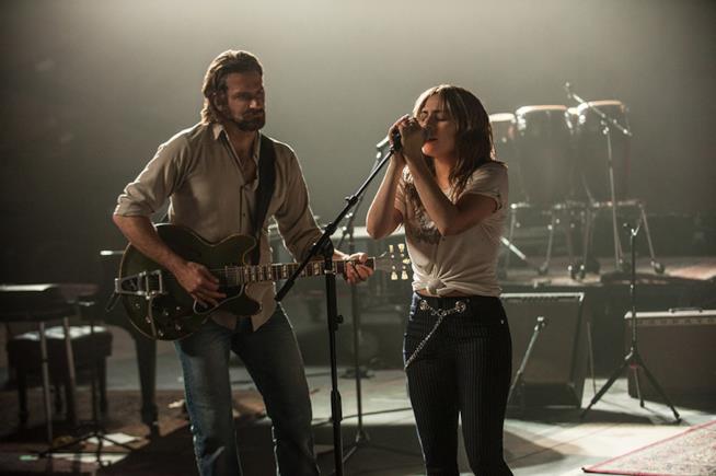Lady Gaga e Bradley Cooper in A Star Is Born Una scena di A Star Is Born con Lady Gaga e Bradley Cooper