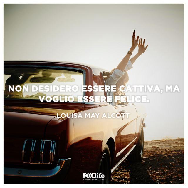 Frase felicità Donna in auto con le braccia fuori