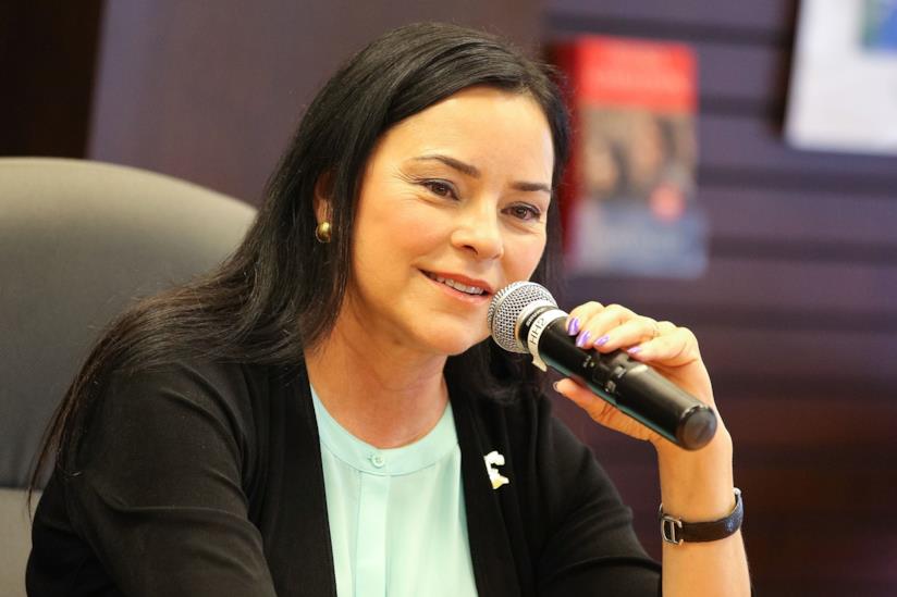 Diana Gabaldon ha preso ispirazione dagli uomini in kilt per scrivere Outlander L'autrice dei romanzi di Outlander Diana Gabaldon