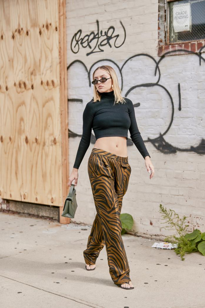 Pantaloni zebrati Fashionista indossa pantaloni animalier dallo Street Style di New York